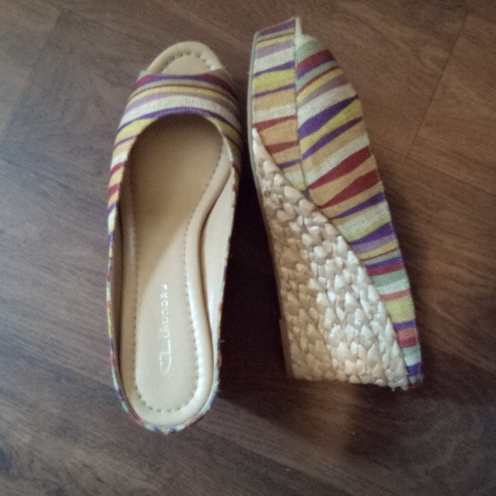 Very Unique Shoe - Picture 4 of 6